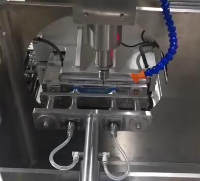 新能源电池盖倒角去毛刺.jpg 新能源电池盖倒角去毛刺.jpg