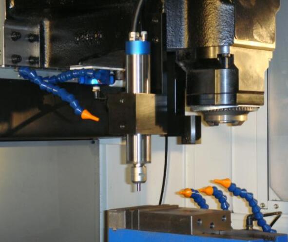 大力矩<a href='gaosuzhuzhou.htm' class='keys' title='点击查看关于电主轴的相关信息' target='_blank'>电主轴</a>BMS-4020钻孔.jpg 大力矩电主轴BMS-4020钻孔.jpg