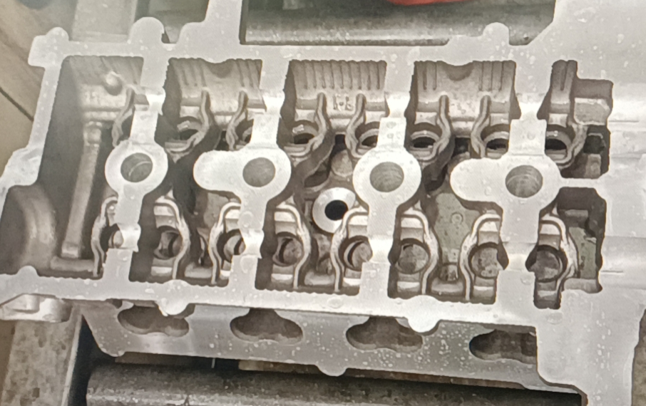 铝铸件缸盖去毛刺.png 铝铸件缸盖去毛刺.png