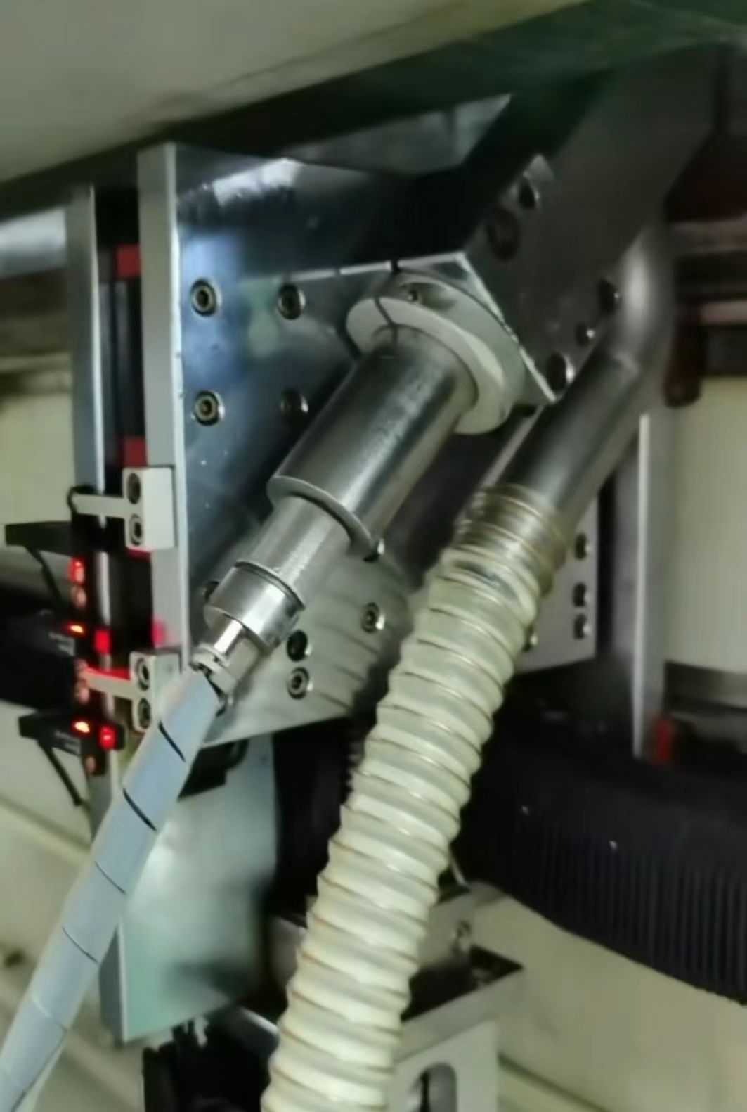 斜边机切割PCB板.jpg 斜边机切割PCB板.jpg