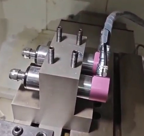 排刀机钻孔<a href='gaosuzhuzhou.htm' class='keys' title='点击查看关于电主轴的相关信息' target='_blank'>电主轴</a>彩博888.jpg